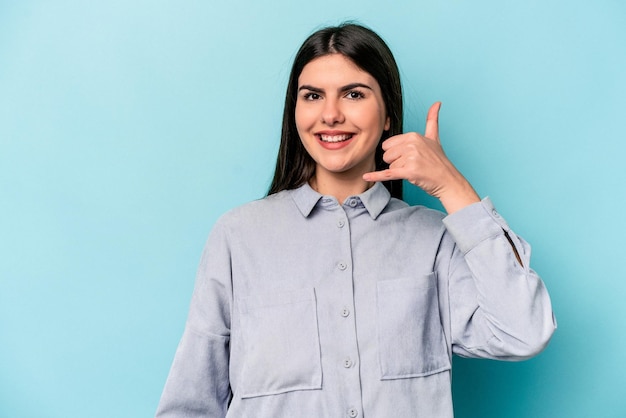 Mostrando un gesto de llamada de teléfono móvil con los dedos