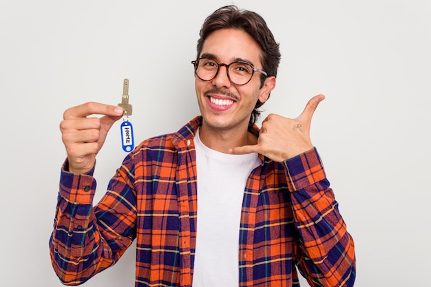 Mostrando un gesto de llamada de teléfono móvil con los dedos