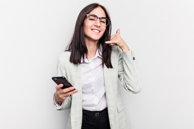 Mostrando un gesto de llamada de teléfono móvil con los dedos