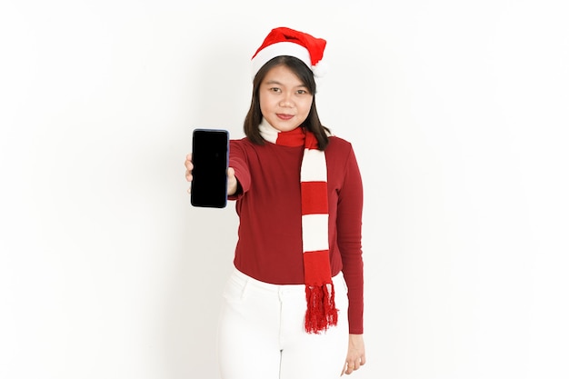 Mostrando na tela em branco do smartphone uma bela mulher asiática usando gola alta vermelha e chapéu de Papai Noel