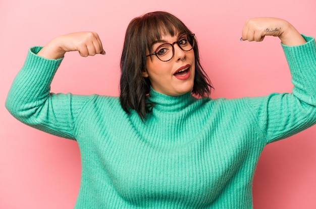 Mostrando o gesto de força com os braços símbolo do poder feminino