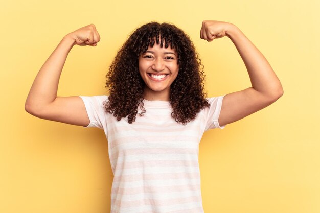 Mostrando o gesto de força com os braços símbolo do poder feminino