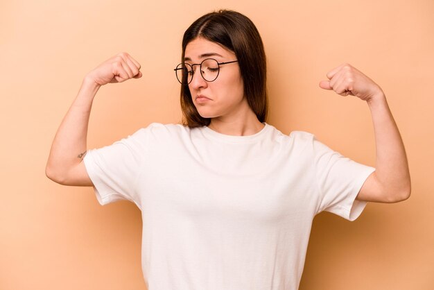 Mostrando o gesto de força com os braços símbolo do poder feminino