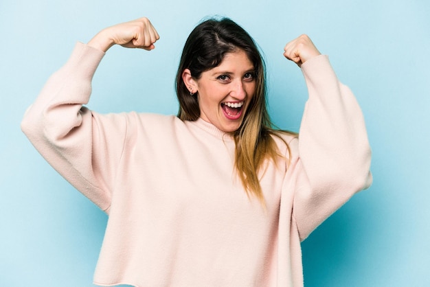 Mostrando o gesto de força com os braços símbolo do poder feminino