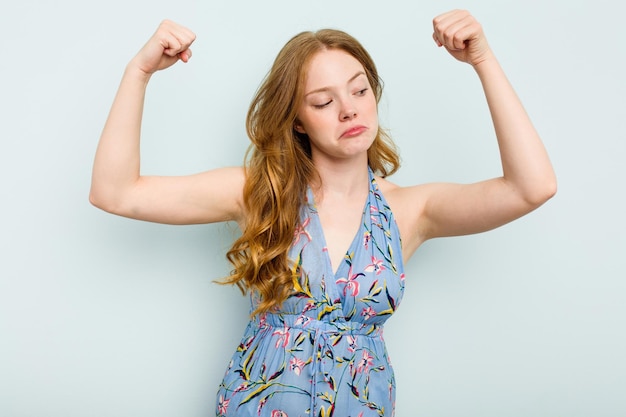 Mostrando o gesto de força com os braços símbolo do poder feminino