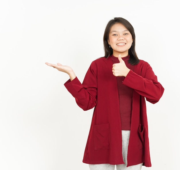 Mostrando o produto recomendado na palma aberta da bela mulher asiática vestindo camisa vermelha