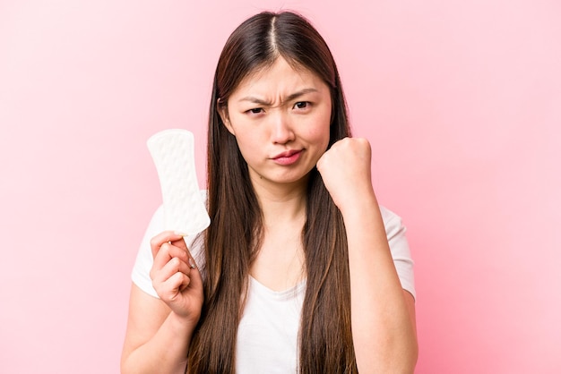 Mostrando o punho para a expressão facial agressiva da câmera