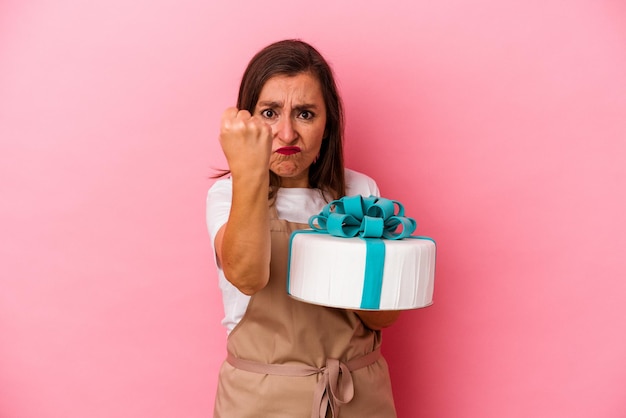 Mostrando o punho para a expressão facial agressiva da câmera