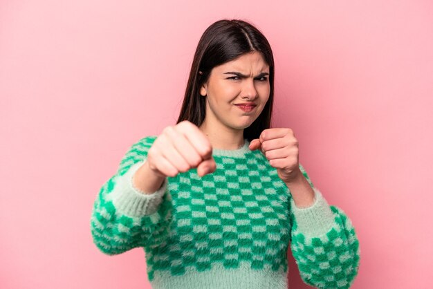 Mostrando o punho para a expressão facial agressiva da câmera