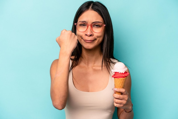 Mostrando o punho para a expressão facial agressiva da câmera