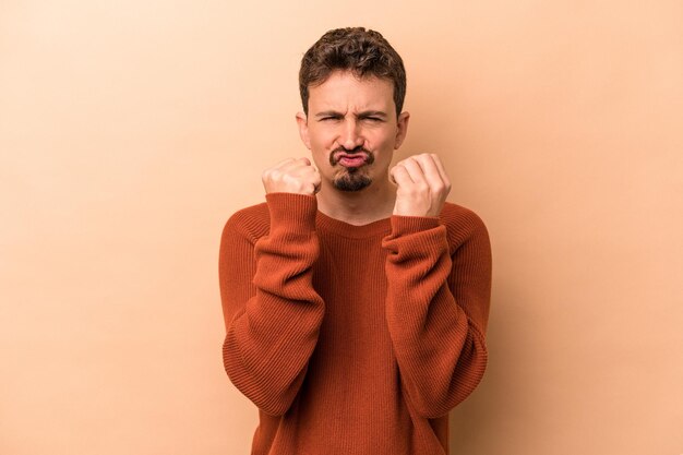 Mostrando o punho para a expressão facial agressiva da câmera