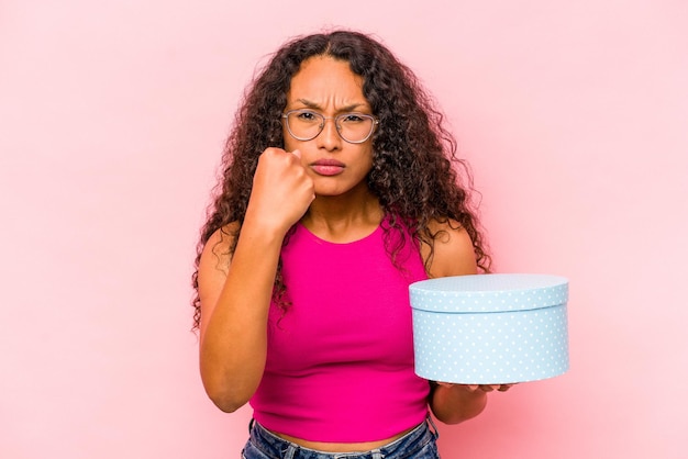 Mostrando o punho para a expressão facial agressiva da câmera