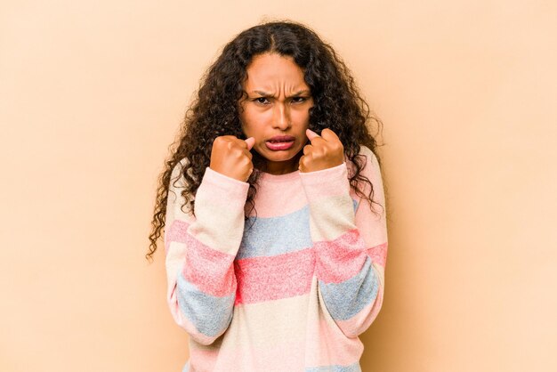 Mostrando o punho para a expressão facial agressiva da câmera