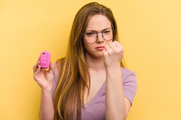 Mostrando o punho para a expressão facial agressiva da câmera