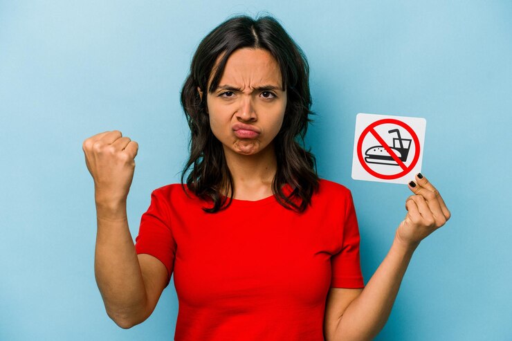 Foto mostrando o punho para a expressão facial agressiva da câmera