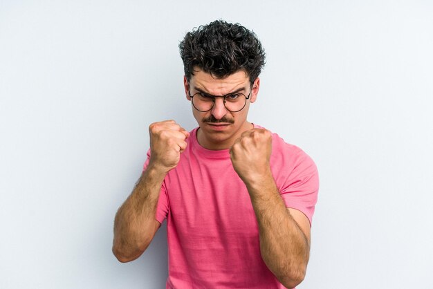 Mostrando o punho para a expressão facial agressiva da câmera