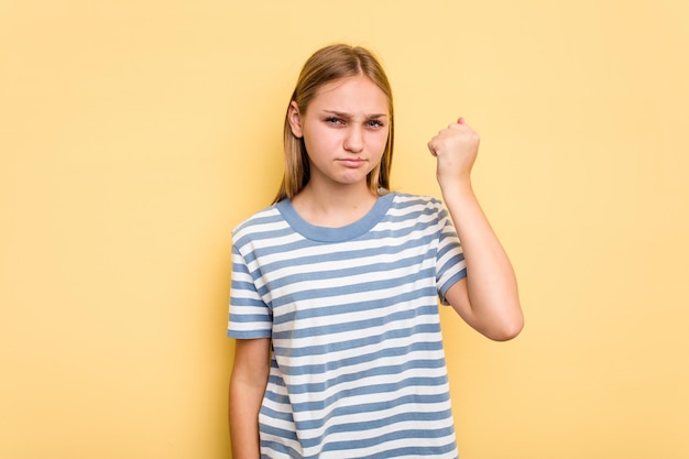 Mostrando o punho para a expressão facial agressiva da câmera