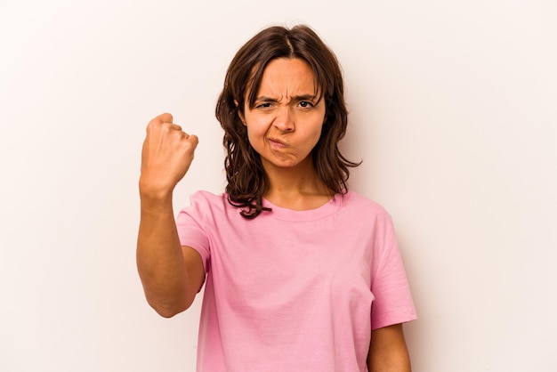 Mostrando o punho para a expressão facial agressiva da câmera