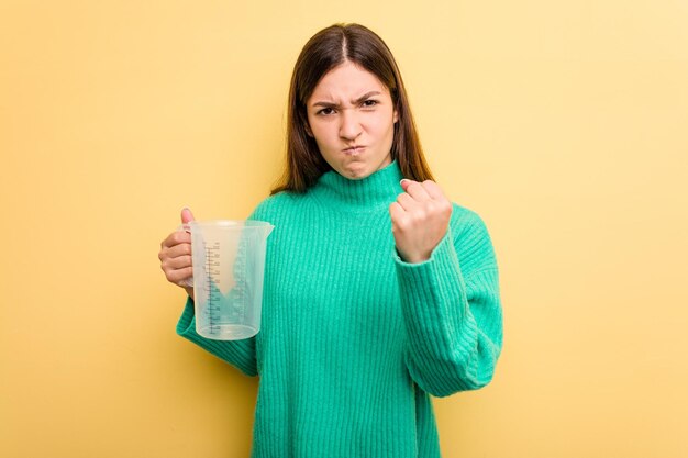 Mostrando o punho para a expressão facial agressiva da câmera