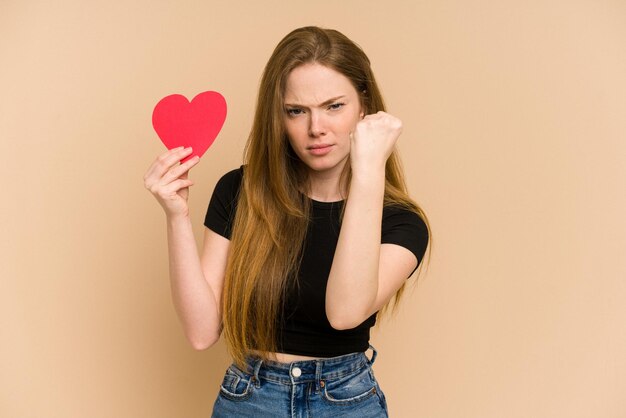 Foto mostrando o punho para a expressão facial agressiva da câmera