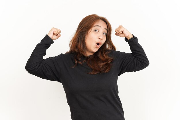 Mostrando os braços de força da bela mulher asiática vestindo camisa preta isolada no fundo branco