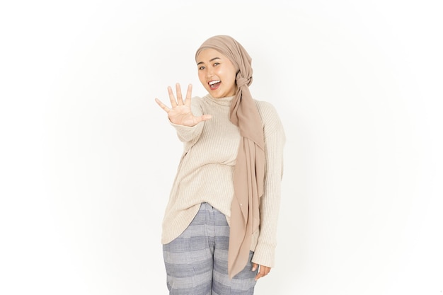 Mostrando os cinco dedos de uma linda mulher asiática usando um hijab isolado no fundo branco