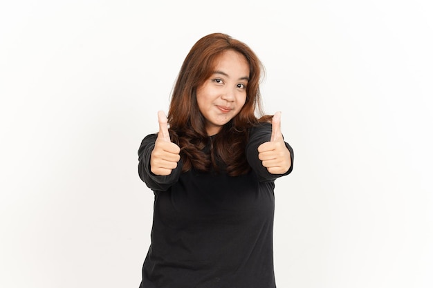 Mostrando os polegares para cima da bela mulher asiática vestindo camisa preta isolada no fundo branco