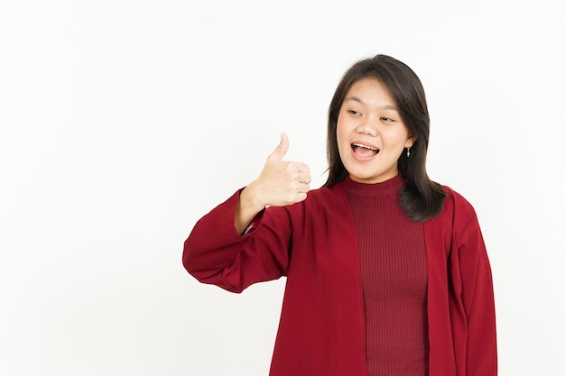 Mostrando os polegares para cima de uma linda mulher asiática vestindo uma camisa vermelha isolada no fundo branco