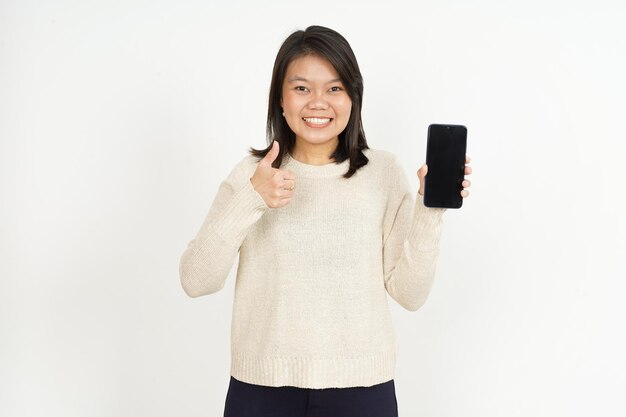 Mostrando en la pantalla del teléfono inteligente en blanco de hermosa mujer asiática aislada sobre fondo blanco