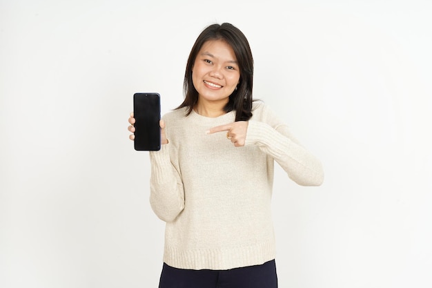 Mostrando en la pantalla del teléfono inteligente en blanco de hermosa mujer asiática aislada sobre fondo blanco