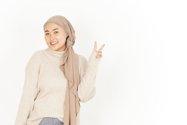 Mostrando la paz o el signo de la victoria hermosa mujer asiática vistiendo hijab aislado sobre fondo blanco.