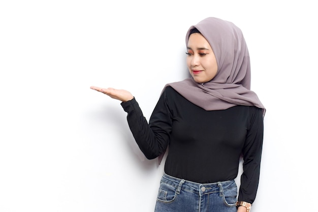 Mostrando y presentando en la palma abierta de jóvenes hermosas mujeres asiáticas musulmanas visten Velo Hijab