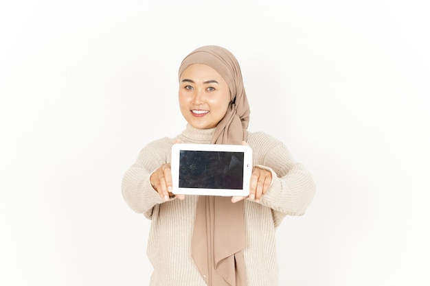 Mostrando y presentando en la pestaña de la pantalla en blanco de hermosa mujer asiática con hijab