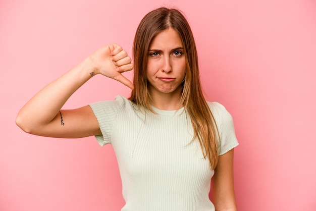 Mostrando el pulgar hacia abajo el concepto de decepción