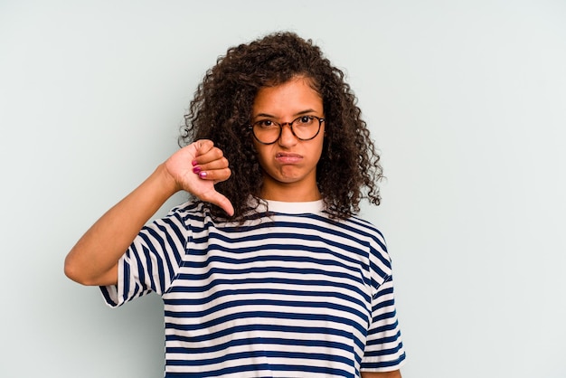 Mostrando el pulgar hacia abajo el concepto de decepción