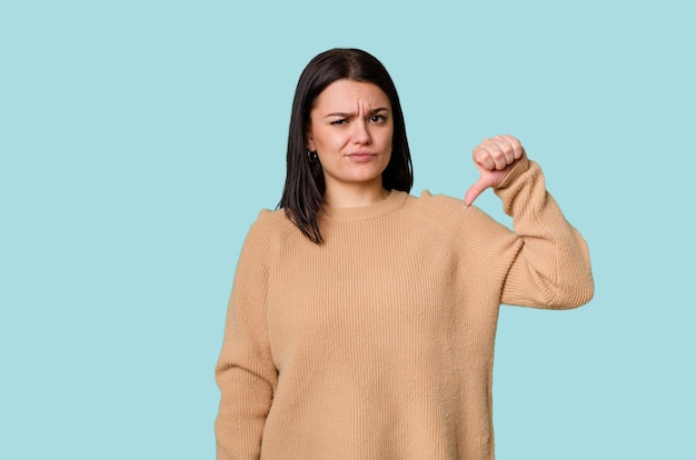 Mostrando el pulgar hacia abajo el concepto de decepción