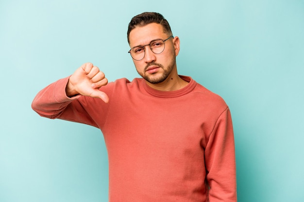 Mostrando el pulgar hacia abajo el concepto de decepción