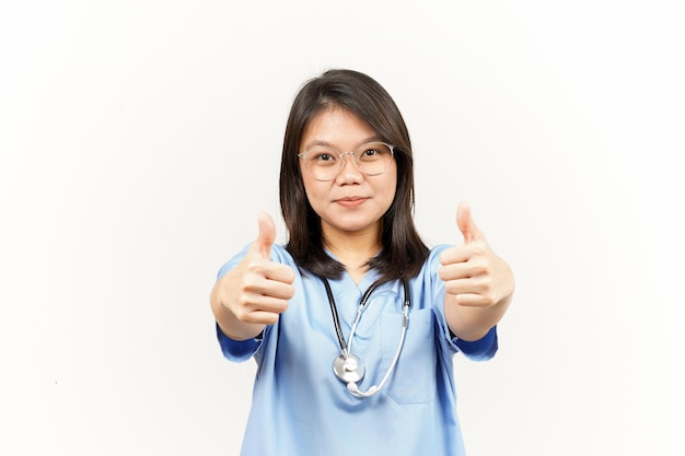 Mostrando los pulgares hacia arriba del joven médico asiático aislado sobre fondo blanco.