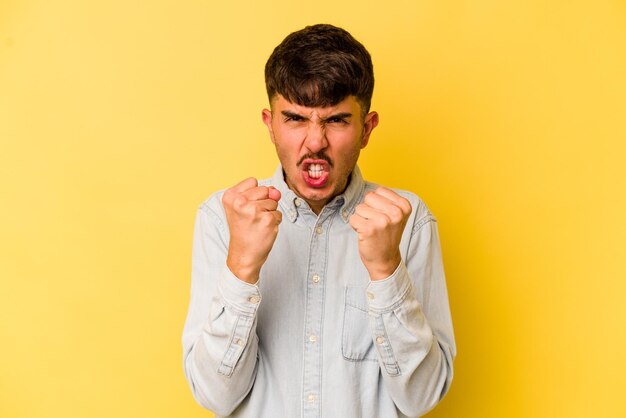 Mostrando el puño a la cámara expresión facial agresiva