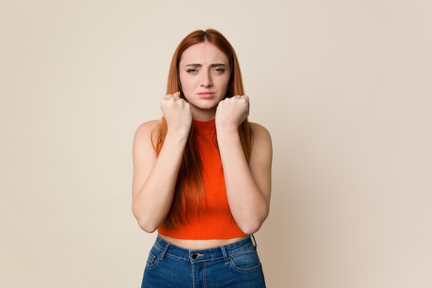 Mostrando el puño a la cámara expresión facial agresiva