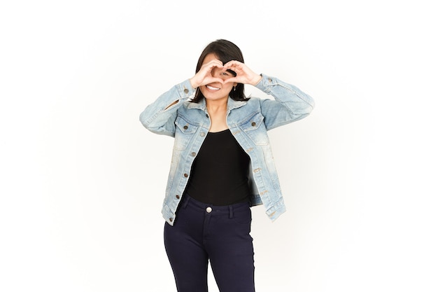 Mostrando signo de amor o corazón de hermosa mujer asiática vestida con chaqueta de jeans y camisa negra