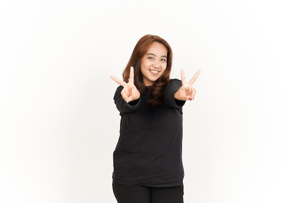mostrando el signo de la paz dedo de hermosa mujer asiática vistiendo camisa negra aislada sobre fondo blanco