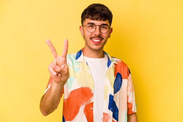 Mostrando el signo de la victoria y sonriendo ampliamente