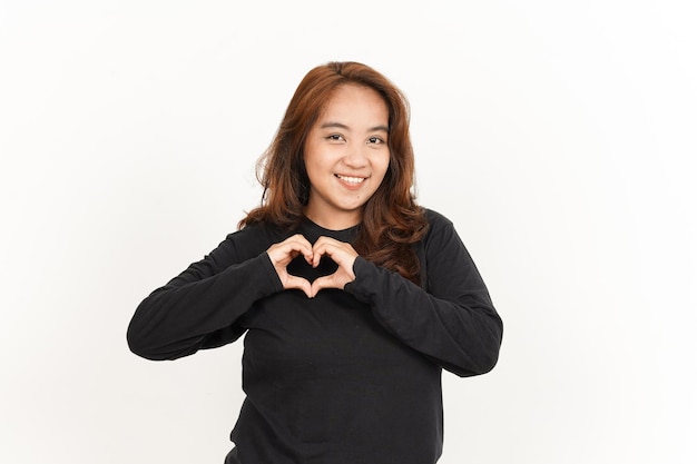 Mostrando sinal de amor ou coração de linda mulher asiática vestindo camisa preta isolada em fundo branco