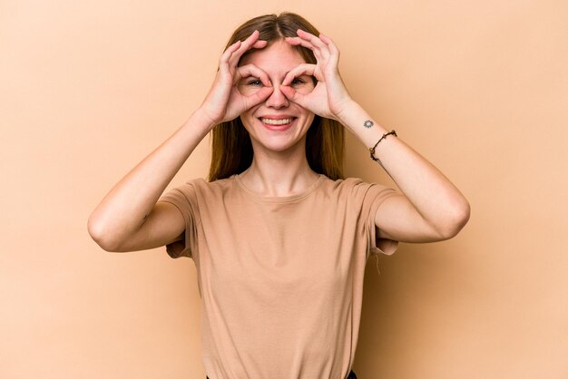 mostrando sinal de ok sobre os olhos