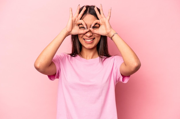 Mostrando sinal de ok sobre os olhos