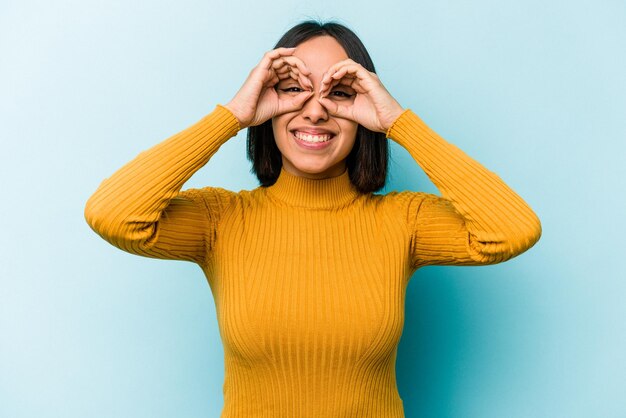 mostrando sinal de ok sobre os olhos