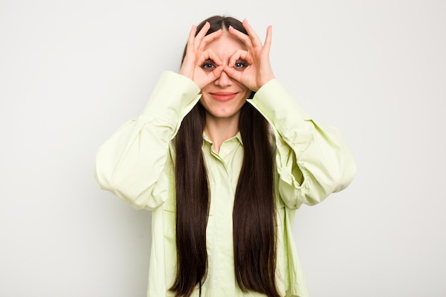 mostrando sinal de ok sobre os olhos