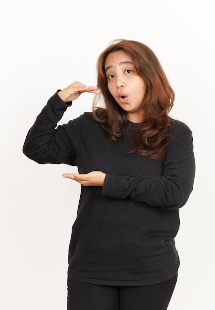 Mostrando sinal de tamanho grande ou produto de linda mulher asiática vestindo camisa preta isolada em branco