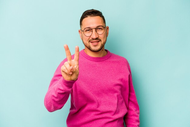 Mostrando sinal de vitória e sorrindo amplamente